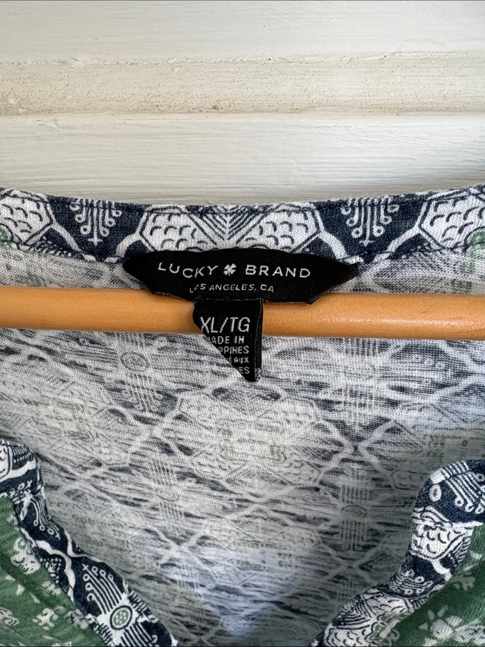 Lucky Brand - Green & Navy Patterned V-Neck Top size XL - Picture 2 of 6